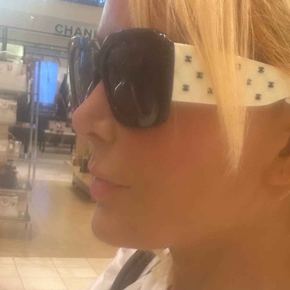 SOLD! CHANEL 2023 STUNNING SHADES. BEAUTIFUL!!!! Enjoyed maybe 3 times. - Picture 3 of 17